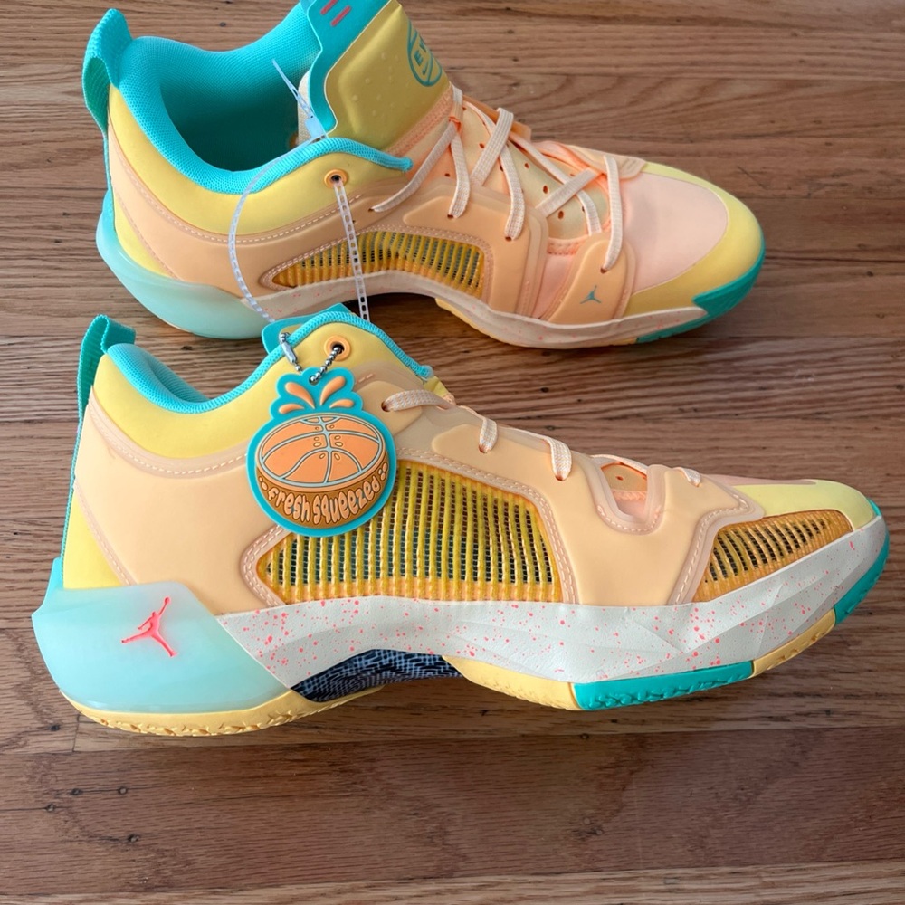 Jordan Men      Air Fresh Squeeze Yellow Teal Athletic Shoes